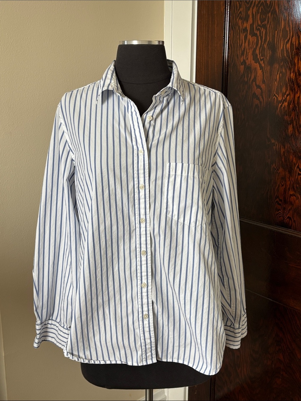 GAP Women’s Perfect Shirt Poplin Classic White Button-Up Shirt with Blue Stripes
